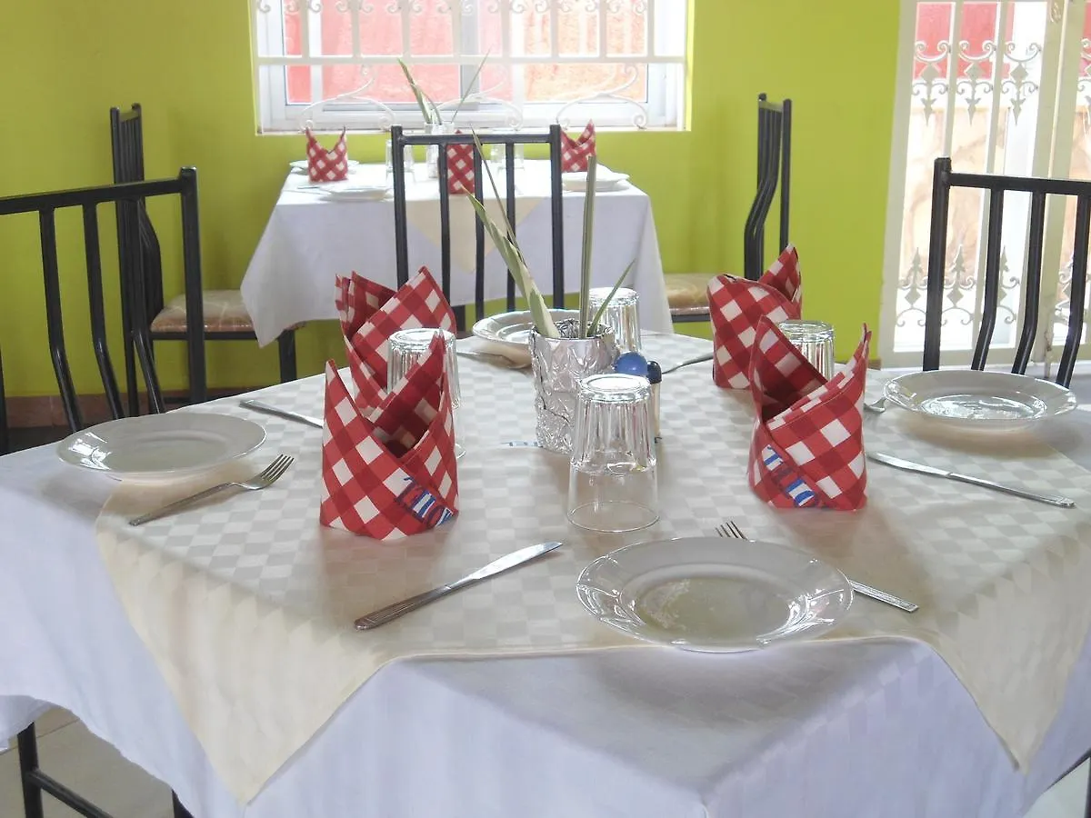 Jevine Hotel Kampala 2*,